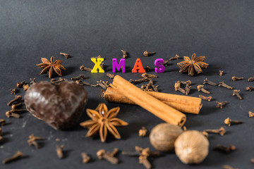 Weihnachtsdekoration mit Zimtstangen Lebkuchen und Gewürzen