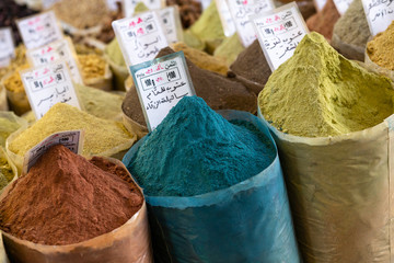 Verschiedene Gew&uuml;rze auf einem Basar