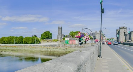 Fototapeta premium On the Shannon Bridge Limerick Shannonbrücke