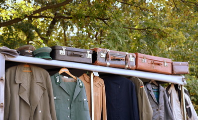 Flohmarktstand mit alten Koffern und Jacken