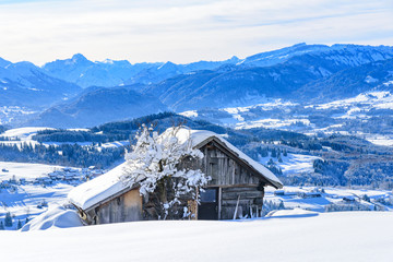 Fototapeta na wymiar sonniger Wintertag in den bayrischen Alpen