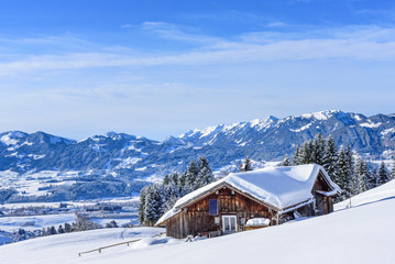Obraz premium idyllisch verschneite Alpe über dem Illertal