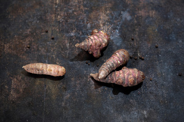 Topinambur na ciemnym tle.