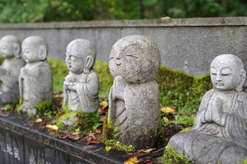 日本の寺の古い仏像