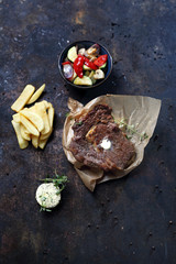 Karkówka. Pieczona porcja mięsa z warzywami i  frytkami.