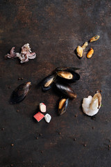  Owoce morza, krewetki, małże, ośmiorniczki, ślimaki, paluszki krabowe ,skorupiaki. © foodandcook