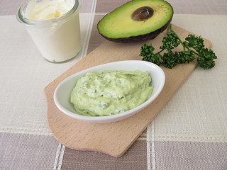 Guacamole mit Avocado, Frischkäse und Petersilie