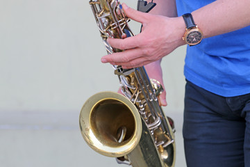 The guy plays the saxophone street