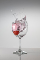 Weinglas mit Tomate Splash