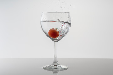 Weinglas mit Tomate Splash