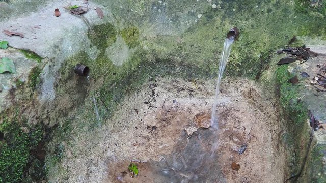 Manantial de agua fresca en la monta&ntilde;a cerca del pantano del Foix.