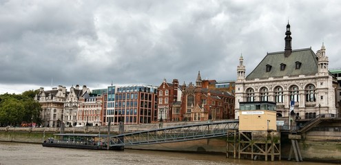 London von der Themse aus betrachtet, herrschaftliche Häuserfasaden und einen Himmel mit dunklen Wolken