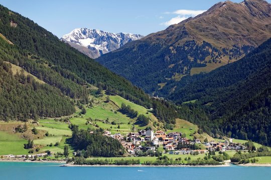 Graun am Reschenpass, Lake Reschensee, reservoir, behind Hintere Karlesspitze 3143m, Vinschgau, Trentino-South Tyrol, Italy, Europe