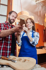 Gitarrenbauer erklärt Azubi die Holzarbeit