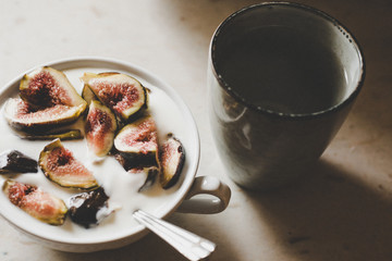 figs in a bowl