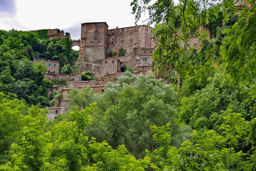 Fototapeta na wymiar Sorano, small town in Tuscany hidden in the green