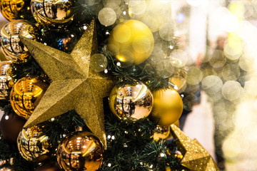 Festlich geschmückter Weihnachtsbaum mit Lichtflecken