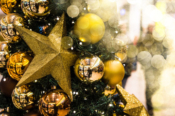 Festlich geschmückter Weihnachtsbaum mit Lichtflecken