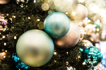 Festlich geschmückter Weihnachtsbaum mit Lichtflecken