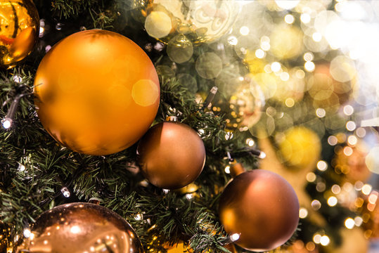 Festlich geschm&uuml;ckter Weihnachtsbaum mit Lichtflecken