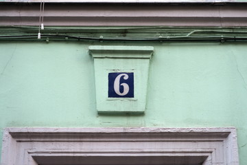Numéro 6 sur façade vert pâle