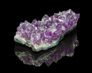 Fototapeta premium Natural amethyst druze on a black background