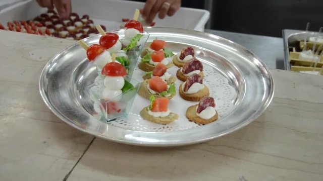 antipasti serviti su di un piatto a centro tavola