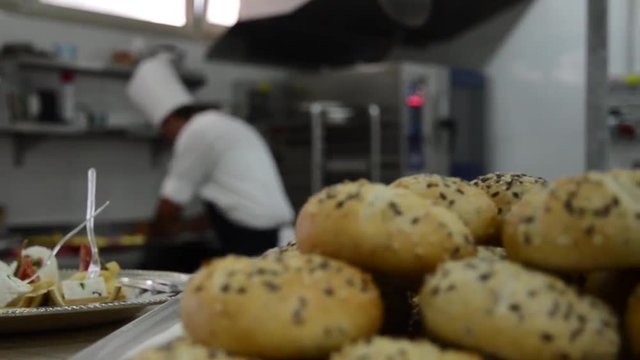 chef prepara nella cucina di un ristorante