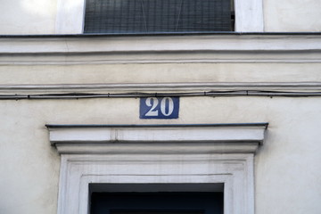 Fototapeta na wymiar Numéro 20 sur façade blanche