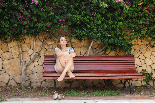 Woman sitting on banch