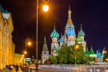 Fototapeta premium St. Basil's Cathedral on Red Square in Moscow City, St. Basil's Cathedral famous place in russia at night in autumn, Moscow, Russia.