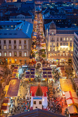 Marché de Noël de la place St Stephen de Budapest vu d& 39 en haut la nuit