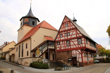Obraz premium Laurentiuskirche und Rathaus in Gündelbach