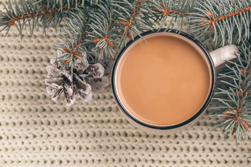 Obraz na płótnie Canvas White cup of hot cocoa and christmas tree