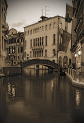 Obraz na płótnie Canvas Canal in Venice at night.