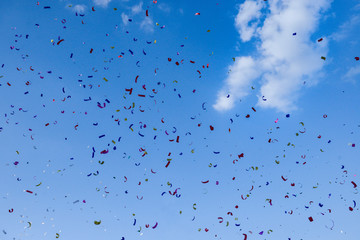 Cielo blu con coriandoli colorati in primo piano