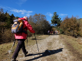 groupe de femmes  randonnneurs en montagne dans les pyrénées 