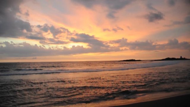 Sonnenuntergang am Strand mit Brandung am Arabischen Meer