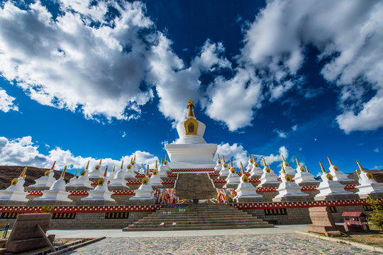 Ganzi daocheng monastery in sichuan province