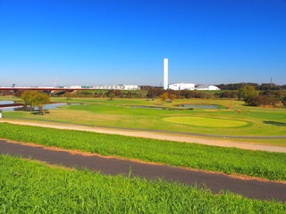Fototapeta na wymiar 土手から見る河川敷のゴルフ場風景