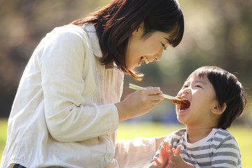 Obraz premium 食事する親子