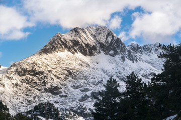 Obraz premium Paisaje nevado en el Parque Nacional de Aiguestortes, Cataluña, España. Lago glaciar que refleja la montaña nevada de alrededor