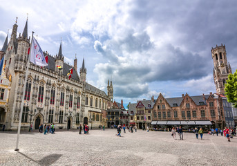 Obraz premium Plac Burg z ratuszem, bazyliką Świętej Krwi i wieżą Belfort w tle, Brugia, Belgia