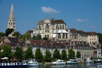 Fototapeta na wymiar Auxerre, abbaye saint-germain, balade de le long de l'Yonne