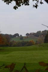 Blick auf einen herbstlichen Golfplatz bei Ratingen 