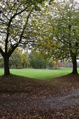 Naklejka premium Heimlicher Blick auf einen Golfplatz im Herbst