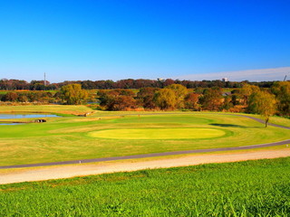 土手から見る河川敷のゴルフ場風景