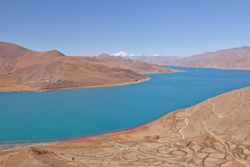 Fototapeta na wymiar Sacred Lake Yamdrok in Tibet