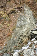 崖を登るクサリ場