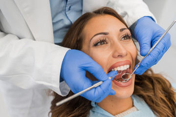 Naklejka premium Professional dentist examining teeth. Close up